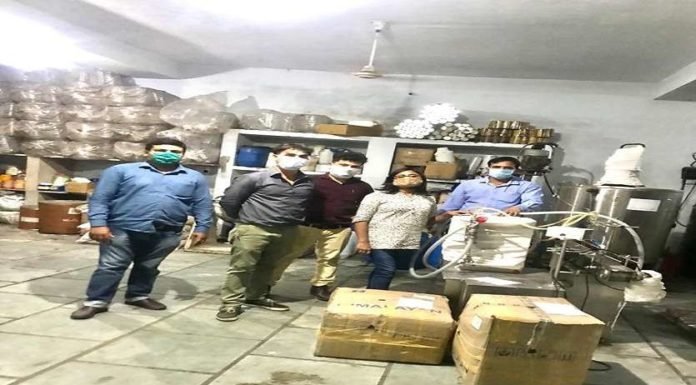 बिना लाइसेंस सेनेटाइजर बना रही फर्म पर औषधि विभाग की रेड