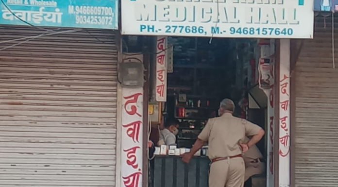 मेडिकल स्टोर पर रेड, बिना बिल के प्रतिबंधित दवाइयां मिली