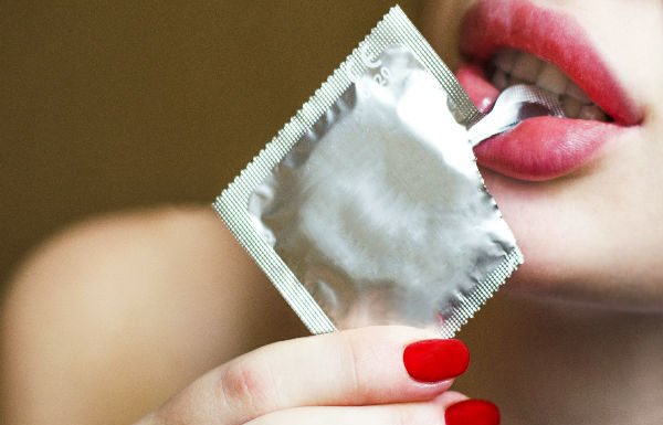 आप भी सोच रहे हैं डबल कॉन्डोम के इस्तेमाल के बारे में, तो पहले जान लें ये बातें