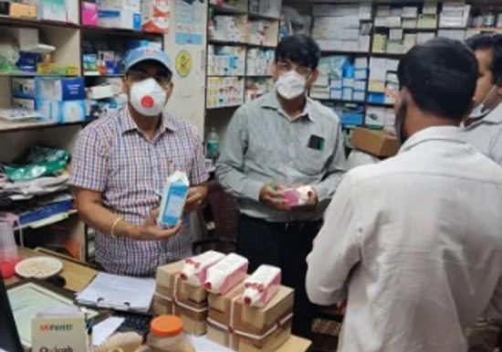सैनिटाइजर का लेबल लगा बेचा जा रहा था फर्श साफ करने वाला लिक्विड