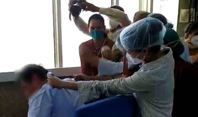 आइसोलेशन वार्ड में डॉक्टर ने स्टाफ नर्स को छेड़ा़, मचा हंगामा