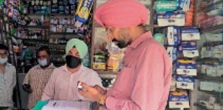 स्वास्थ्य विभाग की बाजार में दबिश, नकली सैनिटाइजर के भरे 6 सैंपल