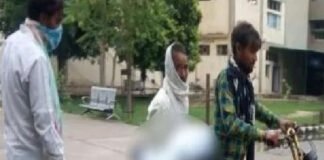 इंसानियत हुई शर्मसार, मोपेड पर मासूम का शव ले गया पिता
