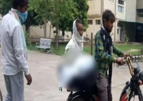 इंसानियत हुई शर्मसार, मोपेड पर मासूम का शव ले गया पिता