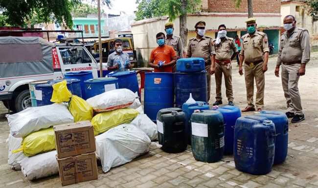 सैनिटाइजर बना रही अवैध फैक्ट्री पर रेड, दो गिरफ्तार