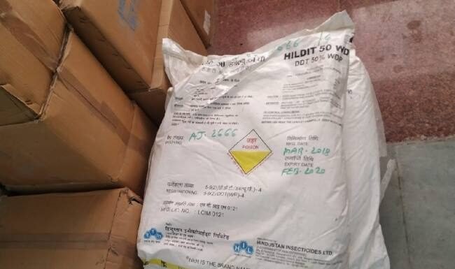 डेंगू प्रभावित गांवों में एक्सपायरी डेट दवा का हो रहा छिड़काव