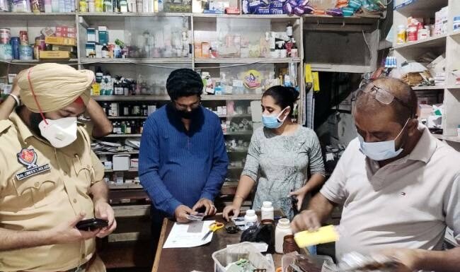 मेडिकल स्टोर पर छापामारी, एक्सपायर्ड दवाएं मिलीं