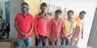 कफ सिरप को कार्टन में भरते पांच युवक दबोचे