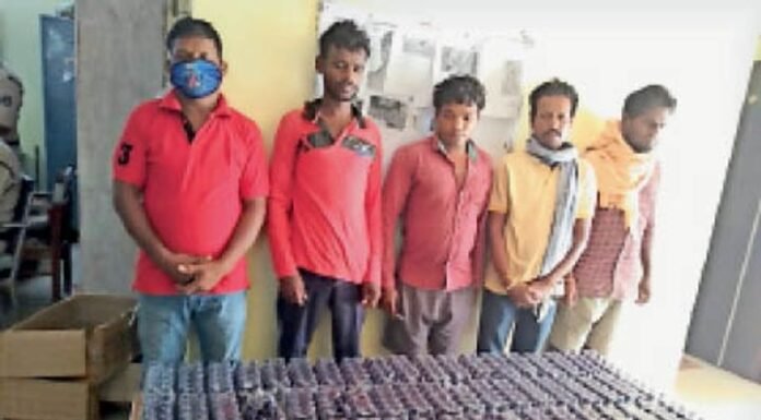 कफ सिरप को कार्टन में भरते पांच युवक दबोचे