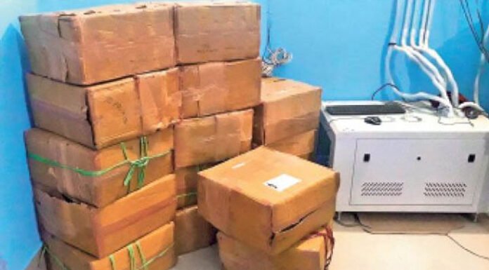 मकान में दबिश देकर कोरेक्स की 3000 बोतल बरामद
