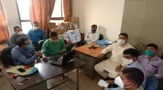 घूस लेते हुए सेंपल सहायक काबू , ड्रग इंस्पेक्टर फरार
