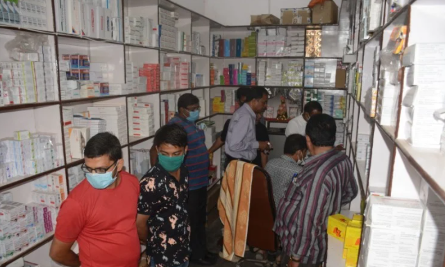 औषधि विभाग ने दवा की दुकानों पर मारा छापा