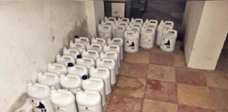 अल्काेहल से बना रहे थे सेनेटाइजर, छापे में मिली 4000 बोतल व 5-5 लीटर के कैन