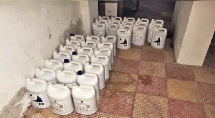 अल्काेहल से बना रहे थे सेनेटाइजर, छापे में मिली 4000 बोतल व 5-5 लीटर के कैन