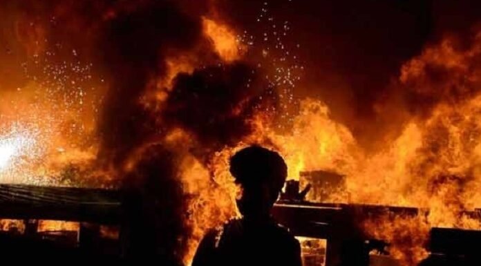 मास्क बनाने वाली फैक्ट्री लगी भीषण आग , जलकर हुई राख