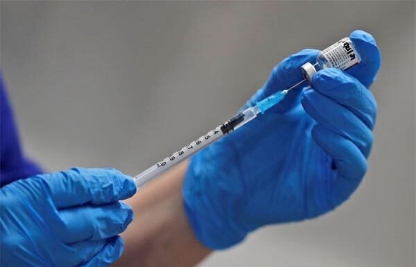 Pfizer की कोरोना वैक्सीन लगवाने के दो दिन बाद महिला स्वास्थ्य कर्मी की मौत