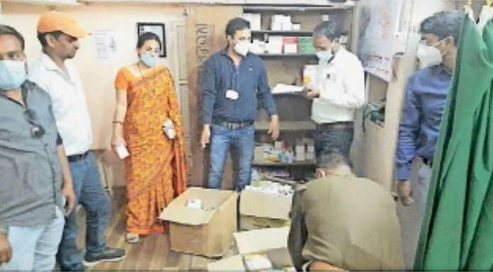 होम्योपैथी की डिग्री पर एलोपैथिक पद्धति से इलाज, क्लीनिक सील