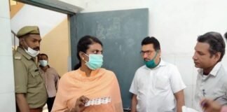 सामुदायिक स्वास्थ्य केंद्र में कई दवाओं की एक्सपायरी डेट करीब देख सीडीओ ने एमओआइसी को लगाई फटकार