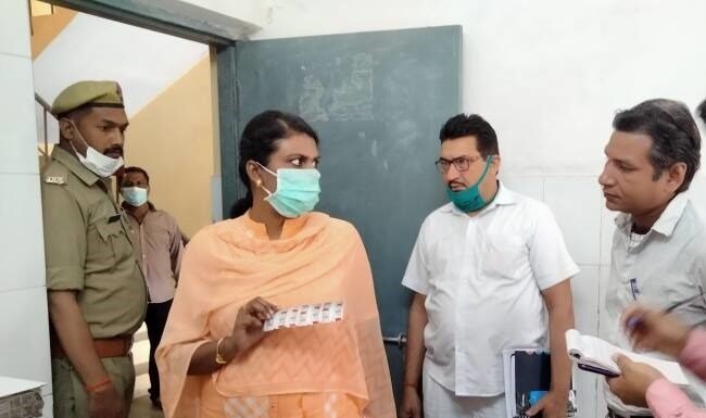 सामुदायिक स्वास्थ्य केंद्र में कई दवाओं की एक्सपायरी डेट करीब देख सीडीओ ने एमओआइसी को लगाई फटकार