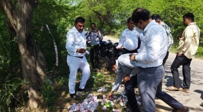 भारी मात्रा में झाड़ियों में मिली गर्भवतियों और बच्चों को दी जाने वाली सरकारी दवा