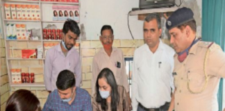 फर्जी क्लीनिक पर स्वास्थ्य विभाग का छापा, 50 वर्षीय महिला गर्भवतियों काे बता देती थी गर्भपात की दवा नकली दवा, गिरफ्तार