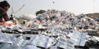 स्वास्थ्य विभाग की लापरवाही, एक्सपायर हुई लाखों रुपए की दवाईयां, झाड़ियों में फेंकी