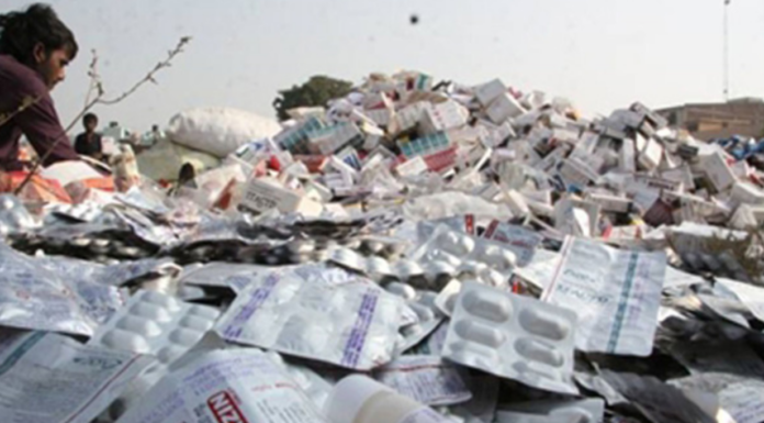 स्वास्थ्य विभाग की लापरवाही, एक्सपायर हुई लाखों रुपए की दवाईयां, झाड़ियों में फेंकी