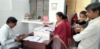 डॉक्टरों के न होने से फार्मासिस्ट व वार्ड ब्वाय दे रहे मरीजों को दवा