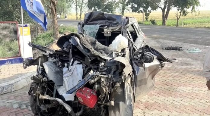 ट्राले में घुसी कार, माता चिंतपूर्णी के दर्शन करके लौट रहे 3 डॉक्टरों की मौत, एक महिला डॉक्टर गंभीर