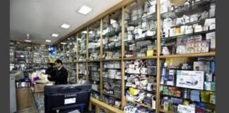 सदर अस्पताल में जेनरिक दवा दुकान का मंत्री ने किया उद्घाटन, कोरोना गाइडलाइन की उड़ी धज्जियां