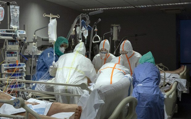 अस्पतालों में तड़पते लोगों के हर सांस की कीमत लगा रहा ये “गिद्द”, 2.5 लाख, 2 लाख, 40 हजार…