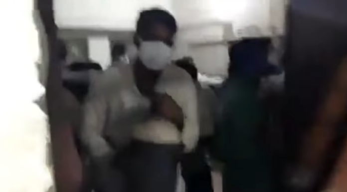 कोरोना की प्रचंड लहर: Oxygen cylinders आते ही लूट ले गए लोग