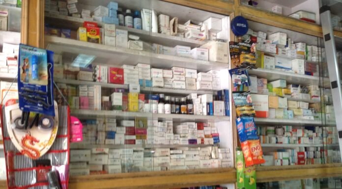 मेडिकल स्टोर में छापेमारी कर अवैध दवाइयां जब्त medical store