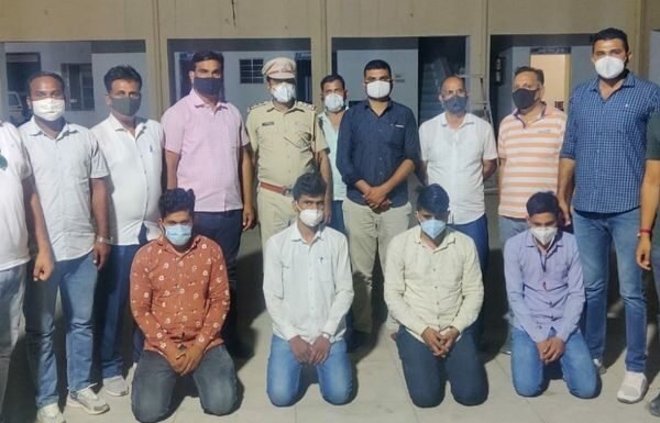 चौबीस हजार रुपए में बेच रहे थे रेमडेसिविर का एक इंजेक्शन, चार युवकों को चार इंजेक्शन बेचते रंगे हाथों पकड़ा सदर पुलिस ने