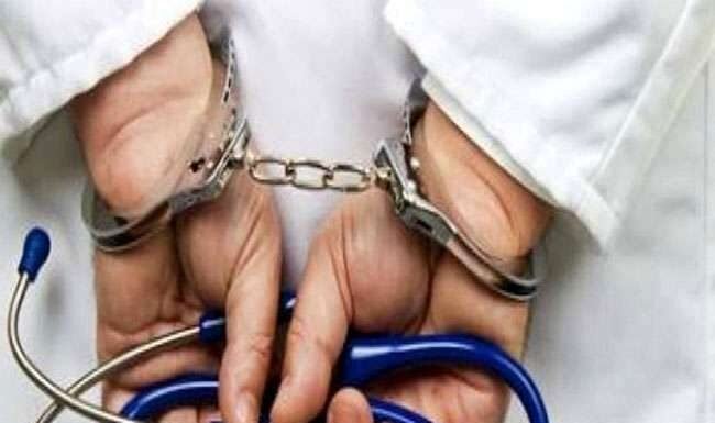 नशीली दवा बेचता मिला फर्जी डॉक्टर, ड्रग इंस्पेक्टर ने भेजा जेल