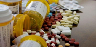 ड्रग इंस्पेक्टर ने थोक दवा दुकान में मारा छापा, नकली दवाएं जब्त