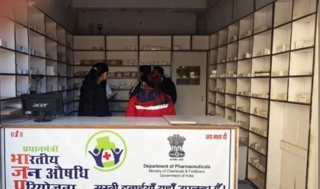 कई महीनों से जन औषधि केंद्र में दवाओं का टोटा, पांच बार डिमांड भेज चुके हैं केंद्र संचालक