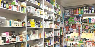 यहां पर चल रही बिना लाइसेंस के सैकड़ों दवा की दुकानें
