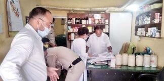 प्रशासन की कार्रवाई से मचा हड़कंप, झोलाछाप डाक्टर का क्लीनिक सील