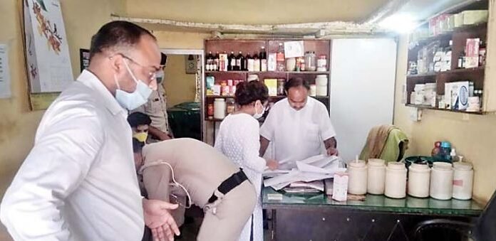प्रशासन की कार्रवाई से मचा हड़कंप, झोलाछाप डाक्टर का क्लीनिक सील
