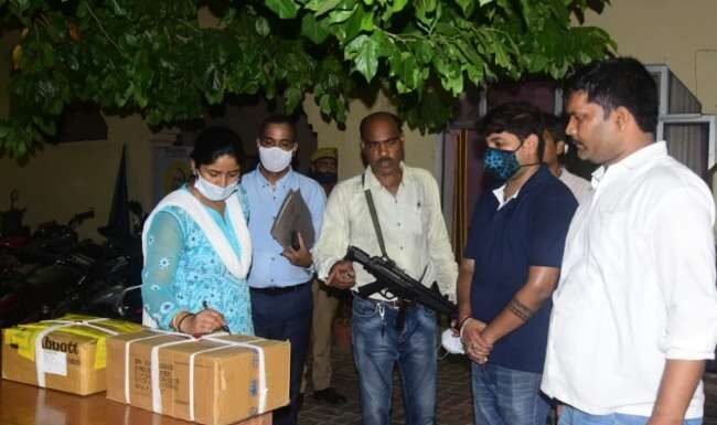 दवा दुकानों में छापेमारी, भारी मात्रा में नकली सीरप के साथ फर्म मालिक गिरफ्तार