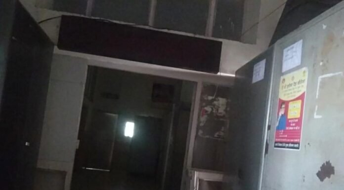 इस नागरिक अस्पताल में अँधेरे में जन्म ले रहे बच्चे, यह है कारण