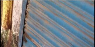 अवैध रूप से चल रहे मेडिकल स्टोर पर छापेमारी, दो दवा दुकानें सील