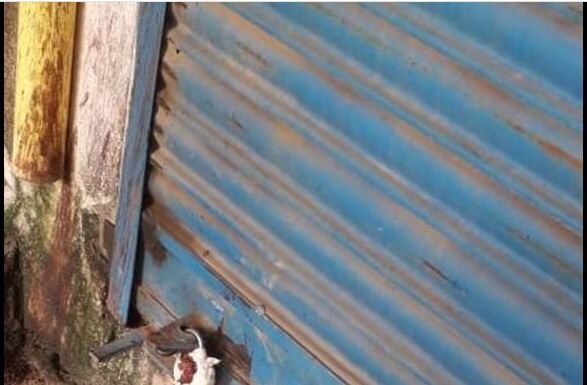 अवैध रूप से चल रहे मेडिकल स्टोर पर छापेमारी, दो दवा दुकानें सील
