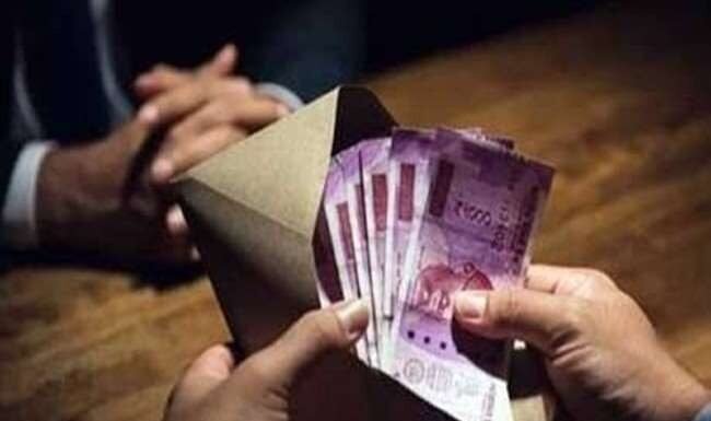 रिश्वत लेते ड्रग्स इंस्पेक्टर के चालक और पीयन गिरफ्तार