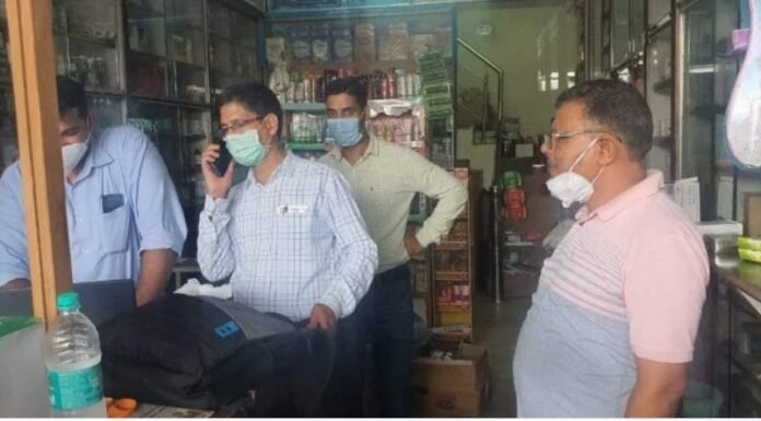 ड्रग कंट्रोलर विभाग की दवा की दुकानों पर छापेमारी, 15 सैंपल लिए, तीन मेडिकल स्टोर किए बंद