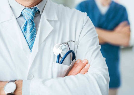 मंत्री की फटकार के बाद भी बाहर की दवा लिखने से बाज नहीं आ रहे डॉक्टर