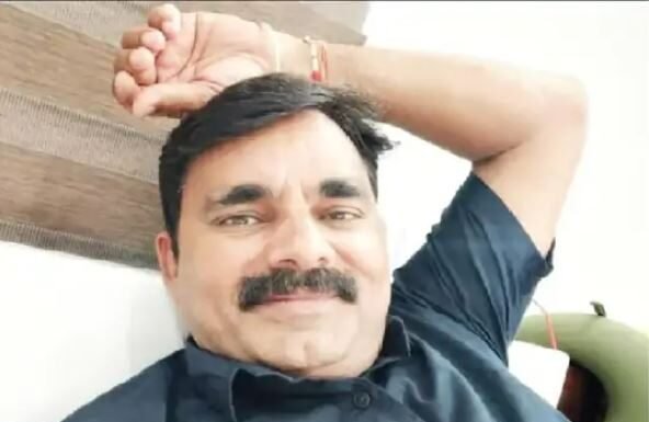 रिश्वत का आरोपी ड्रग कंट्रोलर सुरेश चौधरी सस्पेंड, अभी पुलिस नहीं कर पाई गिरफ्तार