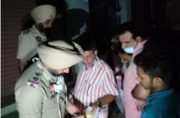 स्वास्थ्य विभाग का छापा, प्रतिबंधित दवा मिलने पर दो दवा दुकानें सील