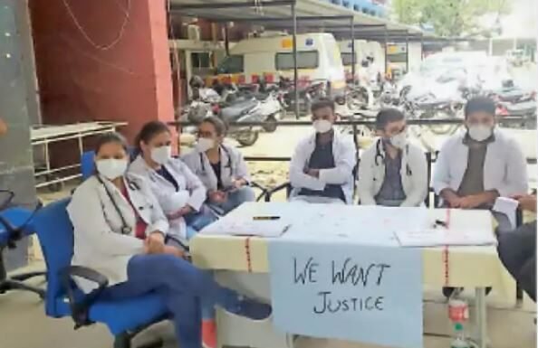 पत्रकारों और नागरिक अस्पताल के डॉक्टरों के बीच बढ़ा तनाव, आला अधिकारियों के सुलह के प्रयास रहे विफल, धरने पर डॉक्टर